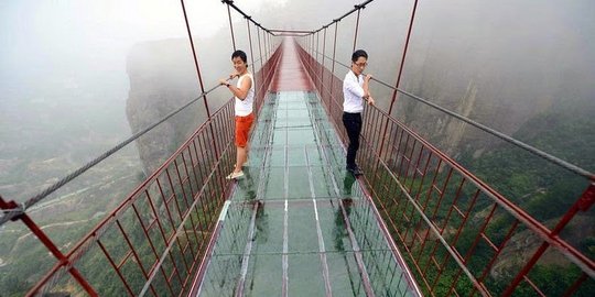 Uji adrenalin, lewati jembatan kaca di atas ketinggian 180 meter