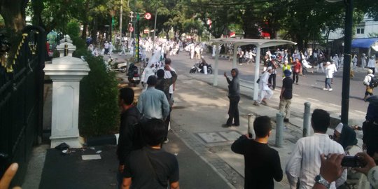 Demo ricuh, FPI lempar batu ke kantor Ahok