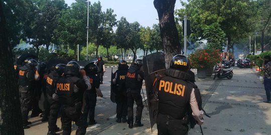 Massa FPI anti-Ahok bakar halte bus di Gambir