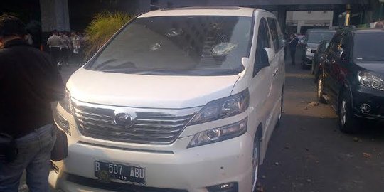 Demo FPI anti-Ahok ricuh, Vellfire berstiker Polri rusak parah