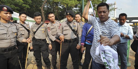 Demo tolak Ahok, FPI bawa samurai disamarkan tongkat bendera