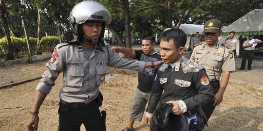 Ini polisi yang luka dilempar batu & disabet samurai massa FPI