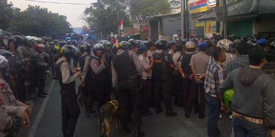 Ribuan polisi bersenjata kepung markas FPI di Petamburan