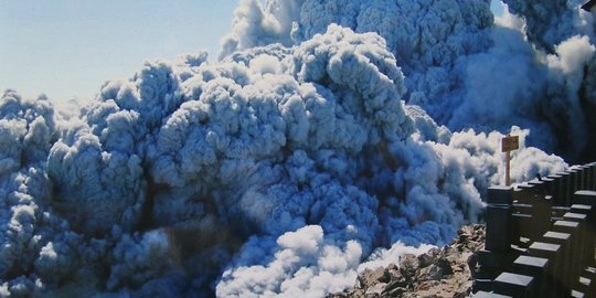 Foto pemandangan menyeramkan ketika Gunung Ontake Jepang erupsi
