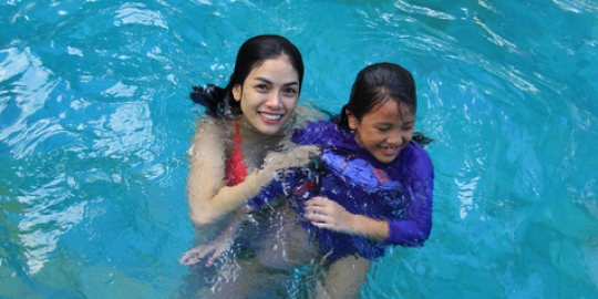 Tanda sayang, putri Nikita Mirzani tak henti ciumi adiknya 