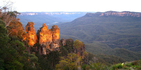 Batu tiga bersaudara yang menjaga Blue Mountains, Australia