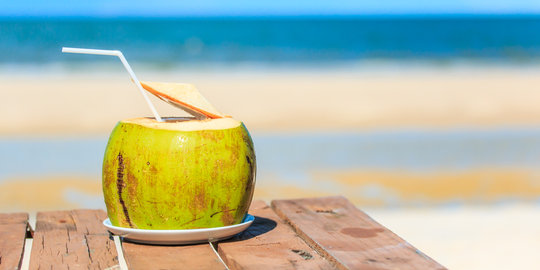 Segarnya air kelapa mampu membawa 8 manfaat kesehatan ini
