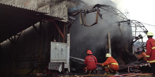 Si jago merah melalap pabrik kertas di Jalan Daan Mogot Jakarta