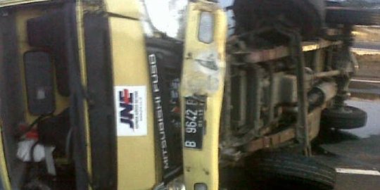 Truk terguling di Tol Kemayoran, sopir tewas