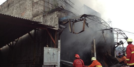 Gudang suku cadang alat berat di Surabaya terbakar