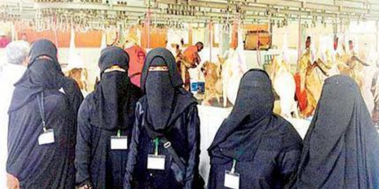 Buat pertama kali perempuan bekerja di rumah jagal di Saudi