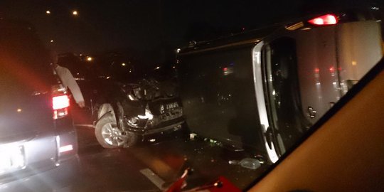 Kecelakaan di Tol Bekasi Timur, APV terbalik dan Terios hancur