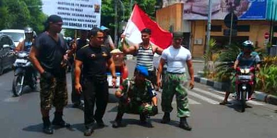 Aksi Kopral Subagyo jalan jongkok sejauh 1 kilometer di Solo