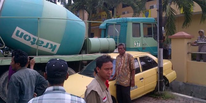  Truk  molen  tanpa sopir seruduk 2 mobil kantor polisi  di 