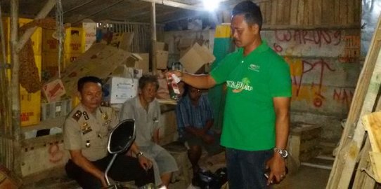 Nyamar jadi penjual mangga, Sigit & Larsih ketahuan jualan miras