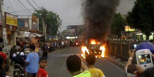 Mobil terbakar, lalu lintas di Jalan Raya Bogor macet