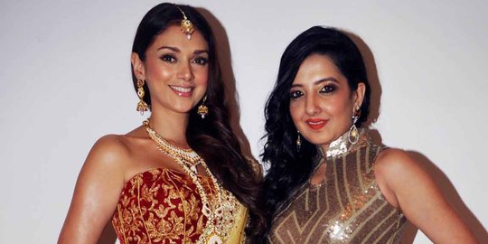 Pesona para aktris Bollywood hadiri pameran perhiasan Bullion