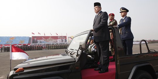 Berbaret hijau, SBY jadi inspektur upacara HUT TNI di Surabaya