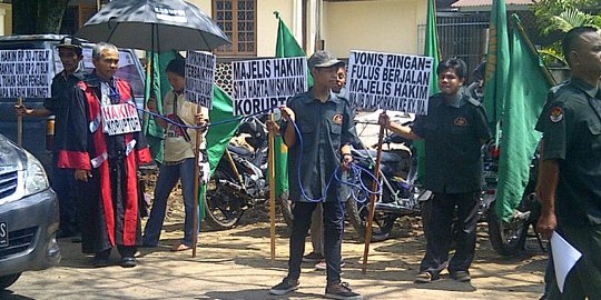 Sidang perdana suap hakim di Bandung diwarnai unjuk rasa