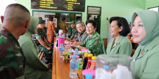 Jelang lengser, SBY makan sayur lodeh di markas pasukan Raider