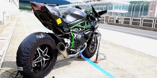 Ini aksi Kawasaki Ninja H2R melesat di atas lintasan