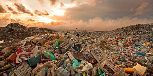 Pemandangan gunung sampah di balik keindahan Maladewa