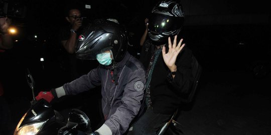 Anggito Abimanyu tancap gas naik motor usai diperiksa KPK