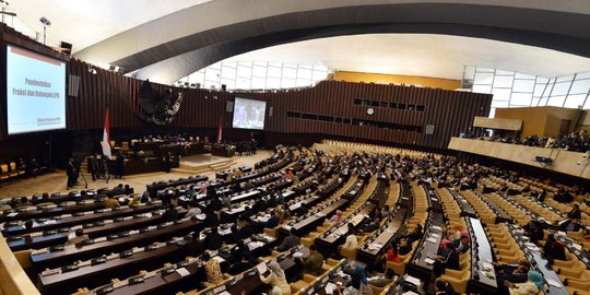 Hasrul Azwar disoraki saat perkenalkan diri di sidang MPR