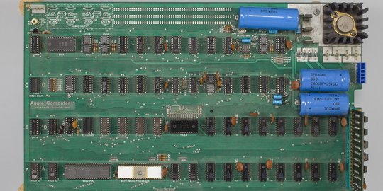 Fantastis! Motherboard Apple pertama dilelang Rp 5 miliar