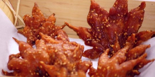 Gorengan daun maple merah jadi camilan populer di negeri sakura