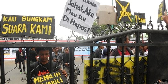 Tolak Pilkada via DPRD, massa pajang poster di Pendopo Si Panji