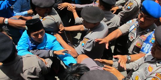 Tolak UU Pilkada, ratusan mahasiswa Kediri bentrok dengan Polisi