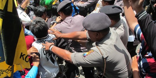 Demo tolak UU Pilkada di Kediri, mahasiswa dan polisi bentrok