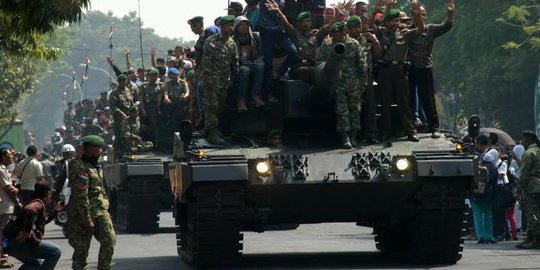 Momen langka, Gus Ipul dan warga ikut naik kendaraan perang TNI
