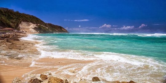 Menikmati megahnya Pantai Pandawa