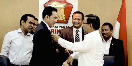 Saat Prabowo perbaiki dasi dan nasihati anggota DPR termuda