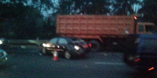 Sedan vs Fuso di KM 12 arah Tol Cawang, macet hingga Cimanggis