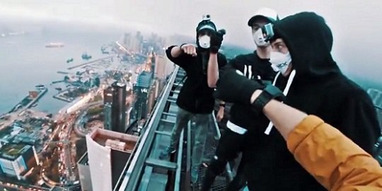 Duo Rusia retas videotron di puncak pencakar langit Hongkong