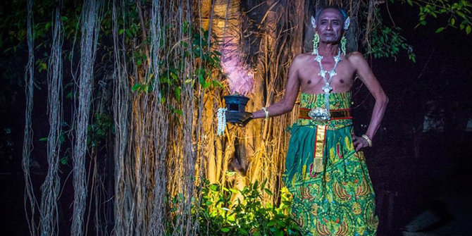 Sebelum menikah, Peri Setyowati didandani dengan kemenyan & madu