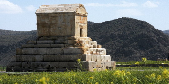 Makam raja Persia ini konon bangunan tahan gempa tertua di dunia
