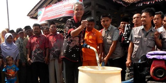 Gubernur Jawa Tengah salurkan air bersih di Banyumas