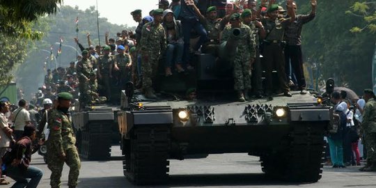 Warga Solo antusias naik Tank Leopard