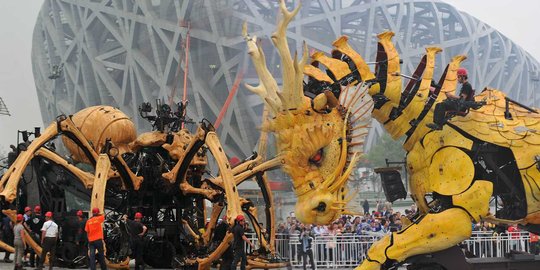 Pertarungan robot laba-laba dan kuda naga hebohkan warga China