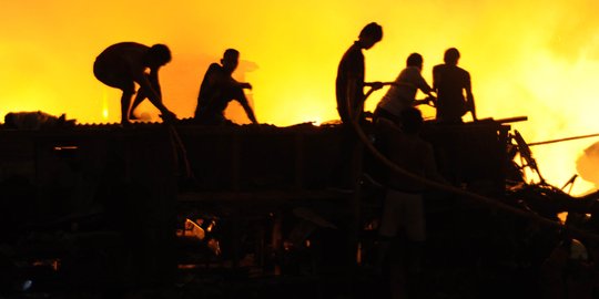 Rumah & kios di Kebon Jeruk terbakar, 35 mobil damkar dikerahkan