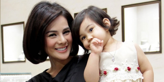 Astrid Tiar belikan emas putih untuk sang anak  merdeka.com