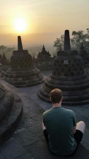 foto mark zuckerberg di borobudur