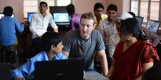 [FOTO] Ke Indonesia, Mark Zuckerberg nikmati Borobudur