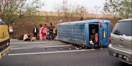 Minibus terguling, Cipularang arah Jakarta padat