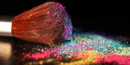 Keajaiban makeup bikin wajah pria ini mirip selebriti Hollywood