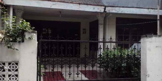 Dikunci dari luar, Elang dan ibunya berharap bantuan tetangga